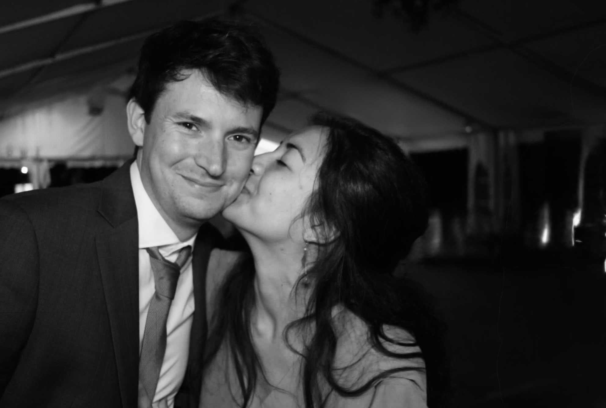 Laura et Maxime s'embrassant